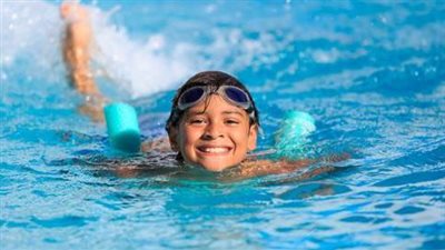 متى يمارس الطفل السباحة فى الحر؟    
